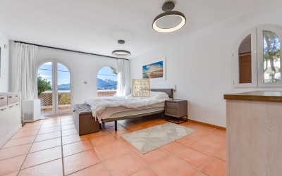 Villa, nylig renovert, med gjesteleilighet og fantastisk utsikt over havet og fjellene.