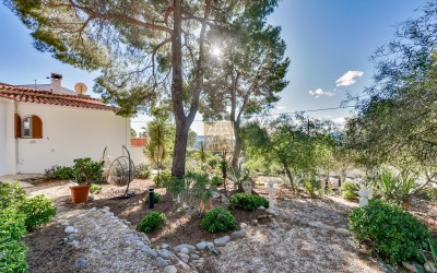 Villa, nylig renovert, med gjesteleilighet og fantastisk utsikt over havet og fjellene.