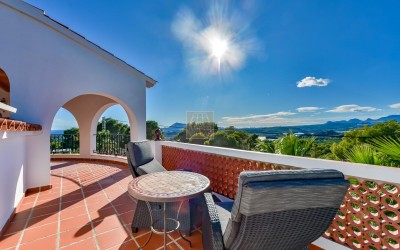 Villa, nylig renovert, med gjesteleilighet og fantastisk utsikt over havet og fjellene.