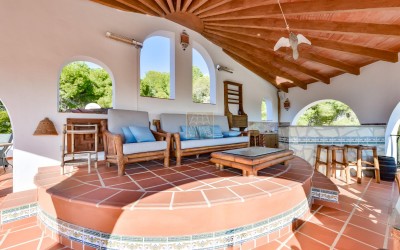 Villa, nylig renovert, med gjesteleilighet og fantastisk utsikt over havet og fjellene.