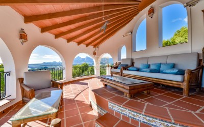 Villa, nylig renovert, med gjesteleilighet og fantastisk utsikt over havet og fjellene.