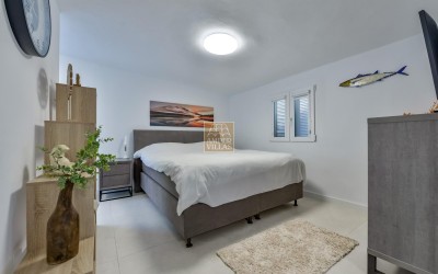 Villa, nylig renovert, med gjesteleilighet og fantastisk utsikt over havet og fjellene.