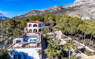 Villa, nylig renovert, med gjesteleilighet og fantastisk utsikt over havet og fjellene.