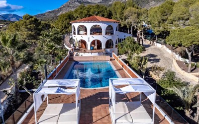Villa, nylig renovert, med gjesteleilighet og fantastisk utsikt over havet og fjellene.