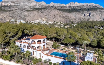 Villa, nylig renovert, med gjesteleilighet og fantastisk utsikt over havet og fjellene.