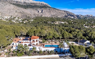 Villa, nylig renovert, med gjesteleilighet og fantastisk utsikt over havet og fjellene.