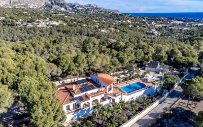 Villa, nylig renovert, med gjesteleilighet og fantastisk utsikt over havet og fjellene.